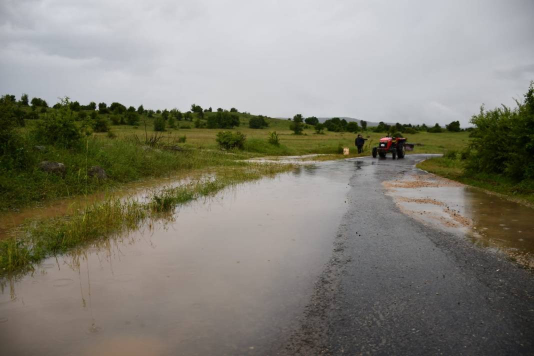 Giresun'u sağanak vurdu: Cadde, köy yolları ve tarım arazileri hasar gördü - Resim: 2